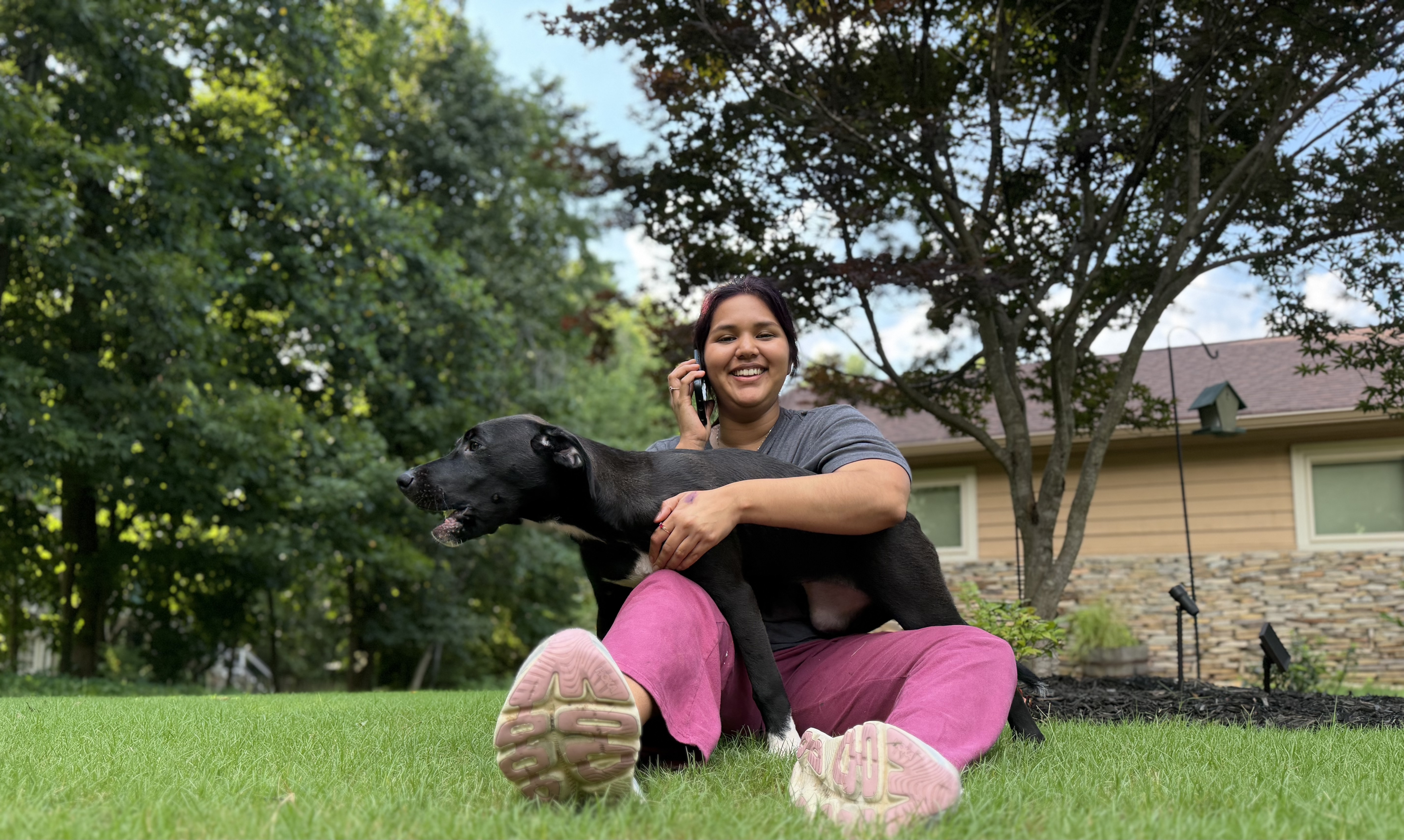 Persona sosteniendo a su animal de apoyo emocional en casa