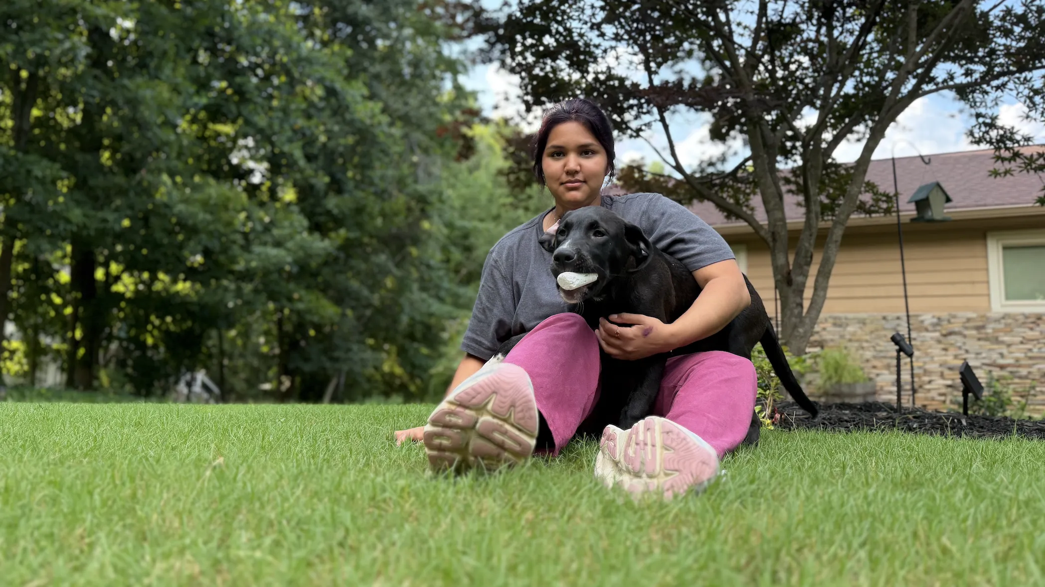 Mujer joven con su cachorro de apoyo emocional en Alaska
